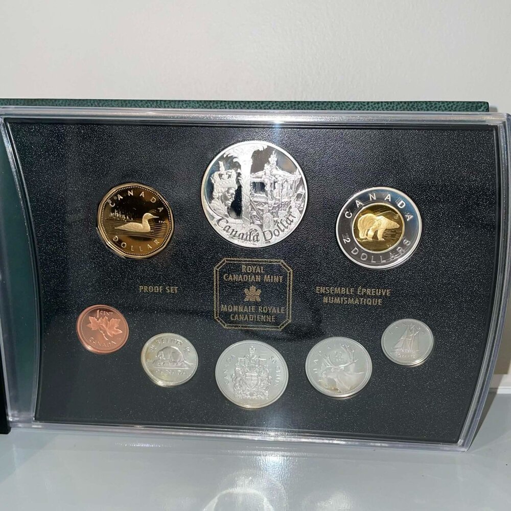 The 2002 Royal Canadian Mint (RCM) PROOF 8 COIN set - Golden Julbilee of QE II